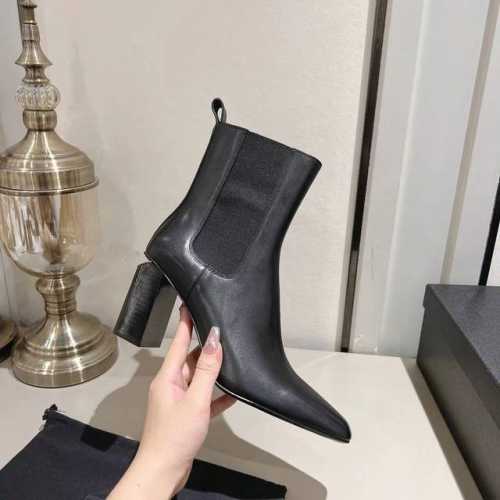 Alexander Wang 亚力山大 王秋冬最新走秀爆款系列 今年最值得入手的靴子 没有之一！超多网红明星上脚 这款黑色 Kane 踝靴由光滑皮革制成，时尚的