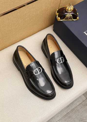 商品商标：Dior 迪奥 休闲皮鞋正码码数: 39-44 45订做 商品材料：精选 意大利进口头层开边珠牛皮鞋面+经典五金扣，进口水染牛皮内里。强烈立体视觉效果