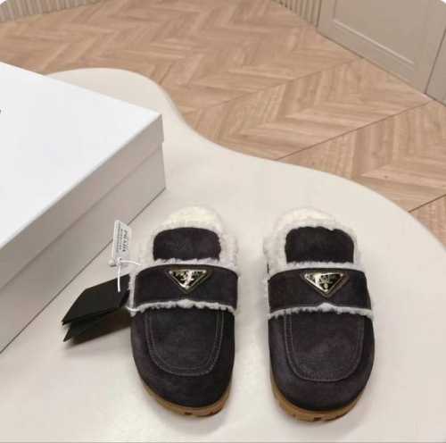 顶级版本出 最新系列！Prada 普拉达 秋冬季新款毛拖鞋 三角扣面包包头半拖鞋 最新走秀系列 经典升级 舒适度与时髦度并存 每个颜色搭配都好看，设计搭配不同风