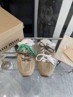 羊毛款 Miu Miu X New Balance联名款运动鞋 2024早春发售前先近赏同样是在十月的巴黎时装周，又被眼尖的粉丝们看见了 Miu Miu X N
