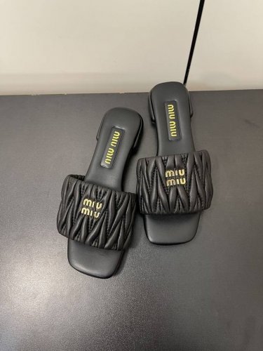 Miumiu缪缪24Ss春夏新款中跟小羊皮凉鞋拖鞋 Zp开发 原版拆卸 对版电绣手抓纹羊皮 秒杀市面普通版本，Miumiu真的太少女啦！小羊皮超级软糯 舒适度超