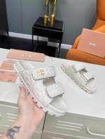 年miumiu早春凉拖鞋，电绣加miumiu标扣，时尚休闲， 面料：进口粒面软羊皮、加海棉刺绣 內里：进口粒面软羊皮 包水台：进口软羊皮 成型大底：原版一比一开