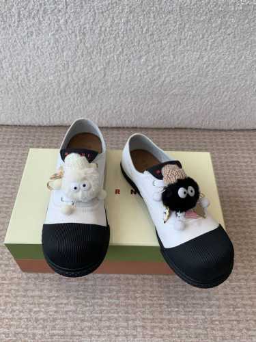 Marni 25Ss 新款情侣款大头鞋 太萌了 Marni 2025春夏新品的Cotton Wave男女同款大头鞋，延续了品牌一贯的简约与时尚风格。 设计灵感来