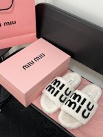 橙子出厂价 Miumiu 缪缪 秋冬新款毛毛拖鞋 可甜可盐的喵喵女孩 质感的毛毛给这款增添不少少女心。 原版 1：1开发，各大明星 网红的热爱款 ， 原版开模水
