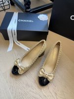 Chanel 24A链条粗跟 平底单鞋！ 无论搭配裤装还是裙装都是完美 小圆头的设计很好的修饰脚型 小仙女们必备！ 鞋面：进口小羊皮 内里：混种羊皮 大底：进口