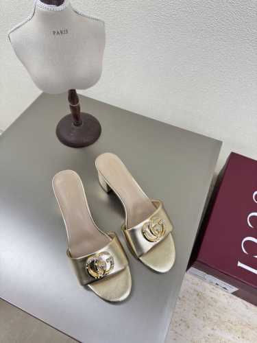 经典logo 一字拖鞋 金色 GUCCI 2025 跟高 4.5 经典杏色 小牛皮 有橡胶底可接单价格优 走鞋款秀 古驰 时尚的品牌LOGO持加，具有超辨高识度