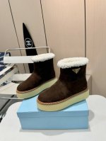 Prada 厚底雪地靴，时尚与温暖并存。 经典三角标，彰显品牌魅力。内里和垫脚全羊毛，保暖效果满分，让你在寒冷冬日也能暖意融融。4 厘米厚的 Tpu 鞋底，增高