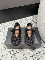 ALAIA 阿莱亚 25 春夏 最新 串珠网面单鞋一双完美取代小白鞋的新型时尚芭蕾鞋，配上不同款式，不同风格都能轻松驾驭，无论牛仔裤，西装裤，还是百褶裙，都能将