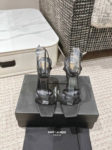 Saint Laurent圣罗兰 YSL25年蛇年新款超舒适绑带高跟鞋无论是派对还是通勤♀，一双合适的鞋子总能让你光彩照人。今天就向大家安利这款绝美高跟凉鞋，经