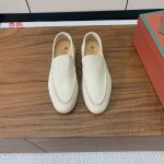 高版本 男款10 Loro Piana 光面乐福鞋。意大利顶级羊绒复古优雅低调奢华。时尚性与皮料实用性同样兼具依然全网最高品质。鞋面羊京丝质柔滑。手工缝线，水染