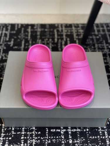 代购级 BALENCIAGE 巴黎世家 Pool Crocs 合作款厚底拖原版1:1还原，单码单模，大小合适，舒适度满满，后跟和原版一致有码标，所有鞋面颗粒感，