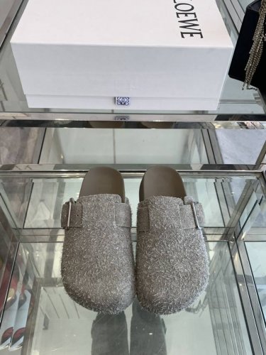 Loewe 罗意威 25ss 新款勃肯拖鞋来自秀场延续品牌设计师Jonathan Anderson一贯的玩味主义色彩 新款 勃肯 穆勒拖鞋以可爱有趣的圆形鞋头搭