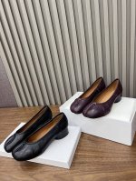褶皱款maisonmargiela 马丁 马吉拉，分趾中跟单鞋. 面料采用植柔羊皮、内里垫脚牛皮；颜色：黑色、紫色、 码数；35-40. 34、41、可以定制