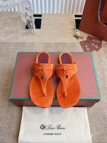 Loro Piana 拖鞋 2025官网 LP新品发售Loro Piana 官网同款同款拖鞋｜采用 Wish 羊京面料制作｜鞋面采用优质特级羊绒｜垫脚羊绒，垫脚