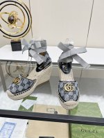 冲量价: Gucci 古奇坡跟渔夫凉鞋 厚底草编 高端品质 面料：双g面料电绣 内里：混种羊皮里 码数：35～42 颜色：黑灰色 各位新老客户图片已经更新请转图