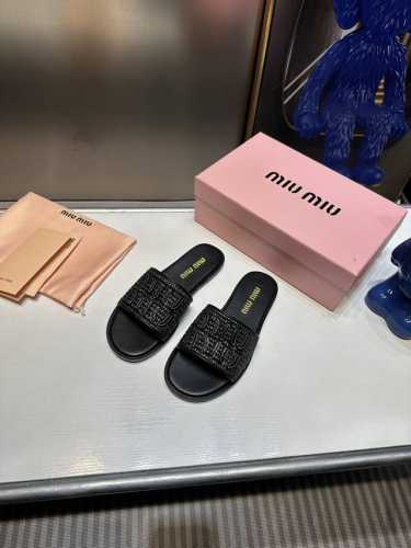 橙子出厂价 Miumiu 缪缪 春夏新款 圆头平底拖鞋 Zp开发 原版拆卸，细节对版秒杀市面普通版本，Miumiu真的太少女啦！皮质超级软糯 舒适度超高！ 鞋面