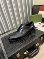 出厂价： Gucci古奇 正装男士皮鞋新款来袭～原版质量鞋面采用意大利进口漆皮，皮质柔软细腻，舒适柔软头层牛皮里，橡胶耐磨大底，鞋型端庄霸气，奢华魅力无所掩盖！