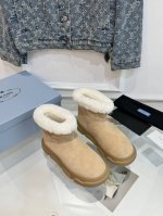 普拉达prada 王炸款 雪地靴 滑雪靴 好看可爱到爆炸 →_→来自 Prada限定系列，别具一格。皮毛一体的面料 打造理想的柔软度 短筒版型，在都市或山地均可