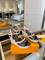 L V 2025 最新走秀款厚底麻绳凉鞋 香港原版购入一比一开模 今年的款式比去年增加了新原素 显得更为大牌 皮面款采用原版牛仔配仿旧打蜡牛皮 内里垫脚全羊皮