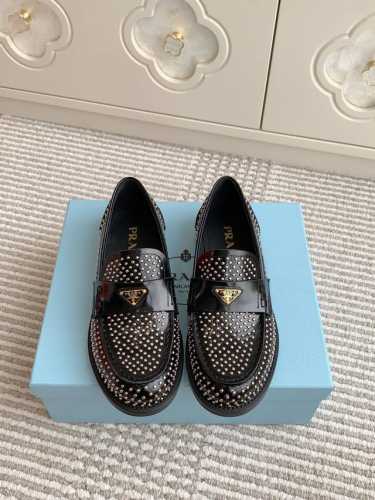 Prada 25Ss 普拉达走秀款铆钉 三角标乐福鞋 顶级品质 乐福鞋款式经典，饰以铆钉提升格调，增添精致风格。 面料进口开边珠牛皮 牛皮内里 原版开模橡胶大底