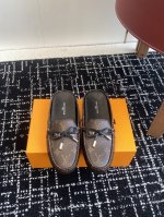 代购级 Louis Vuitton GLORIA平底 豆豆鞋 半拖 采用优质牛皮 轻盈舒适的莫卡辛结构搭配手缝鞋面点缀LV Cicle标识和铭纹鞋带端头。饰蝴蝶
