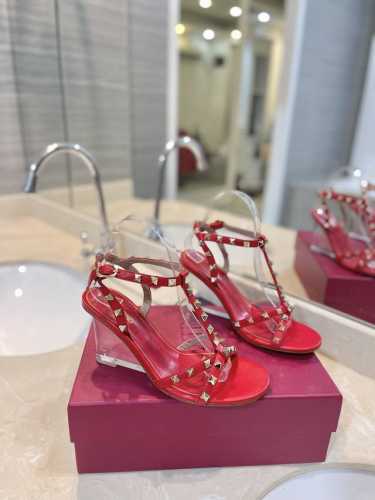 Valentino 2024新款 最新铆钉元素 夏季晶莹剔透干净清新 经典铆钉简约大气 鞋面垫脚羊皮。水晶透明鞋跟高:8.5厘米 -真皮鞋底 -码数35-39