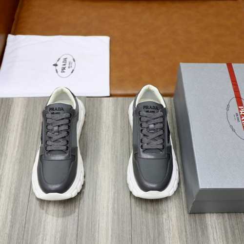 Prada 普拉达 -高端品质 原单 -鞋面：进口开边珠牛皮针织鞋面、丝印品牌logo -内里：水染牛皮内里 -大底：超轻TPU发泡 Q弹成型大底 -超高品控