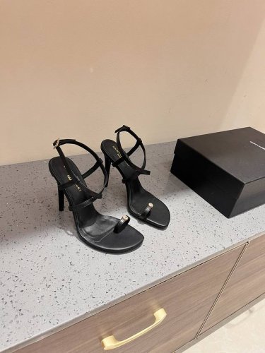 最高版出厂 Ysl 圣罗兰交叉带高跟鞋的性感 精致的弧度，走路时骄傲的节奏 它不仅代表了高贵和优雅 更是一种独特的时尚态度的象征 新款绝美高跟鞋babylone
