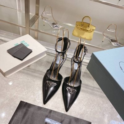Prada 普拉达 Ss闪亮登场高跟尖头凉鞋，三角经典logo标。呈现经典轮廓。不管面对任何场景 主场只属于你！ 面料 :开边珠 羊皮内里，原版意大利真皮大底