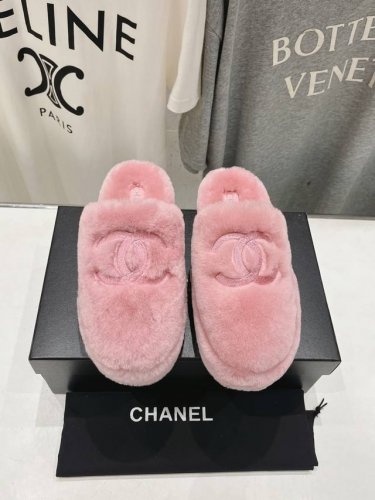 高版本出厂 Chane*小香ss新款羊毛拖鞋～頂级品质纯皮毛一体羔羊毛打造！ 米超温暖的感觉，穿上仿佛踩在云朵上，精致高级！让这双毛拖身价陡增！鞋底是原版开模的