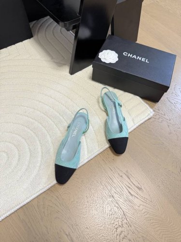 Chanel 经典slingback后空凉鞋前几年一直在做这个款今年我们还是重新购版，再次精细copy。发现新版面的鞋面线条和形体舒适度都做了微调！ 这个品牌方
