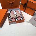 顶级品质 上新hermes 2024施华洛奇碎钻系列，超闪blingblinh哒，，浅粉钻。 超级有档次的一款贵妇拖鞋，绝对人手一对。 100%购入正品1：1定