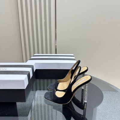Aquazzura 24春季新款z 原版开模新品玻璃门钻跟高跟凉鞋 采用原版定制真丝制成，原版开模施华洛奇水钻装饰扣，超闪 大底金色标志性菠萝微标赋予单品丰富的