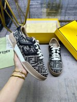 fendi Match系带最新运动鞋，黑色Ff仿牛仔面料材质，饰有灵感源自标志性Selleria工艺的全幅撞色垂直缝线和同色牛皮。女码35-40码P340，男码