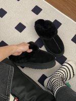 正码 Ugg｜ 专柜最新 厚底星拖 鞋底厚底：约 3Cm 鞋面设计，鞋面采用优质翻毛皮，亲肤舒适。 鞋内里材质，采用隆丰羊皮毛一体。蓬松柔软，双重御寒升级。 鞋