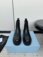 Prada 普拉达24Ss 秋冬新款松糕厚底复古擦色做旧 短靴 秋冬t台走秀主推款！整个系列都充满了令人兴奋和意外的元素结合！复古带点贵气的感觉，上脚非常完美
