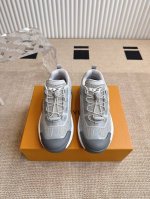 新色增加 530Lv 路易威登Runner Tatic系列 厚底 休闲运动鞋跑鞋 顶级版本，本款 Runner Tatic 运动鞋融合网格面料和饰带等科技材质，