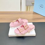 最新系列 Prada 普拉达2024春夏新款凉鞋 双排扣拖鞋 最新走秀系列 经典升级 舒适度与时髦度并存 每个颜色搭配都好看，设计搭配不同风格需求 鞋面：原版定