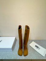 Maison Margiela 24Ss 玛吉拉麂皮宽筒直筒长靴 细高跟高筒靴 分趾tabi靴原版开模双层真皮鞋底 原版套楦鞋型很大方 搭配各种风格都轻松驾驭