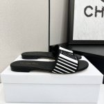 平底 高跟 Miss Dior 迪奥经典巴黎走秀款新品一字拖鞋系列这款Miss单鞋系列巴黎走秀爆款，优雅时尚。采用漆皮皮革精心制作，款式简约，鞋面饰以金色饰面金