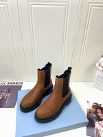 工厂 Prada Fw24 New Arrival～ P家 秋冬切尔西短靴新品 经典的p家靴型，搭配擦色牛皮鞋面， 靴口搭配松紧材质、质感和细节拉满 鞋底有一定