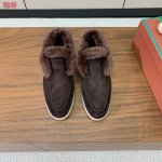 Loro Piana 高帮毛里乐福鞋。意大利顶级羊绒复古优雅低调奢华。时尚性与皮料实用性同样兼具依然全网最高品质。鞋面羊京丝质柔滑。手工缝线，A级羊毛里。原版大