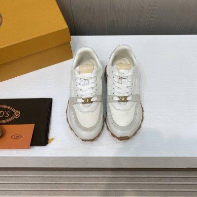出厂价 顶级品质 Tods 托德斯~~ 代购级品质 最新情侣款豆豆底运动鞋；老爹鞋 肖战同款 小红书种草系列~~ 鞋头、后跟、鞋底缀以橡胶豆豆 Gommino，