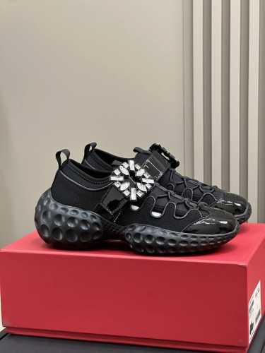 出厂 。Roger Vivier Ss24 New Arrival-～ Rv 24春夏钻扣新品 小牛皮材质，简约形体搭配夺目钻扣，高级感拉满，脚感轻盈！ Siz