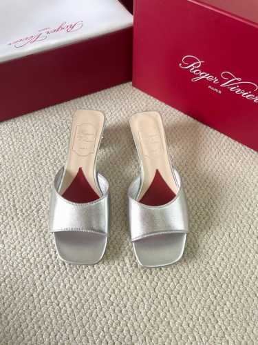 【Roger Vivier 】| 225 罗杰维维亚春夏新款花朵钻扣玛丽珍单鞋Rv拖鞋，亮面漆皮搭配钻扣，一眼被惊艳到仙女们确定不拿下这款绝美玛丽珍单鞋气场妥妥