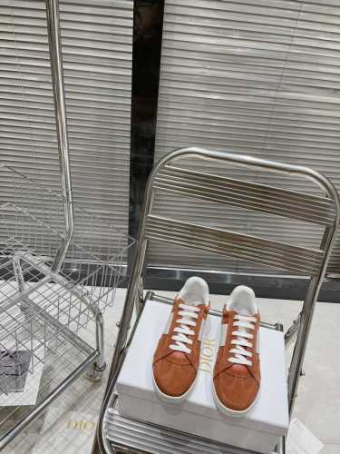 Dior迪奥 新色系运动鞋 小白鞋 这款dior Star运动鞋延续经久不衰的轮廓，采用牛皮革精心制作，所以上脚会特别的舒服哦 饰以同色调绒面革镶片金属星星装饰