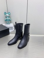 出厂 高版本 经典之作 *香奈儿秋冬手工坊系列 链条装饰骑士靴新品 帅气靴型 搭配链条和双c大logo装饰 极高辨识度 靴筒设计思路有别与传统骑士靴的硬挺 此款
