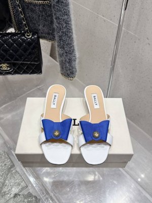 顶级版本 Bally 2025春夏新款时尚织带蝴蝶结扣饰粗跟平底拖鞋凉鞋单鞋系列 款式新颖别致，采用方形头型设计 配以最新Bally 字母扣搭设计突出品牌标识，