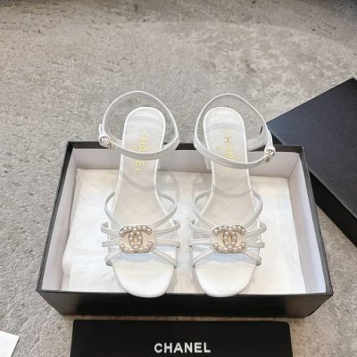 Chanel25S春夏新款专柜顶级双C蝴蝶结凉鞋 这款经典设计；蝴蝶结搭配双C的点缀 俏皮又优雅 多种配色元素 多元化混搭非常好看百搭，上脚非常轻巧舒适 超级秀