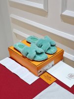 泰迪毛h拖鞋 奢华泰迪毛毛系列，经典的h型名媛设计，秋冬必入~上脚是真的热爆融化了，这款彩虹毛毛拖 棉花糖一样柔软 上脚显白 很容易戳中审美的可冲款 面料材质：